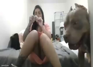 Une femme cambre le dos pendant qu'elle se fait baiser comme une folle