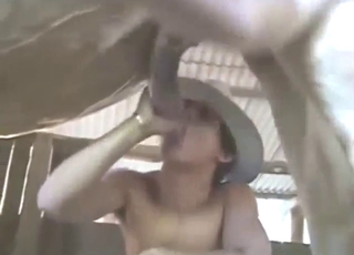 En god, slurvete sugeopplevelse fra en zoofilisk latino-twink