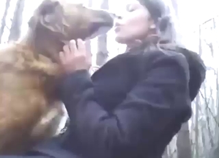 Sublim babe med rund røv vil have hund til at slikke