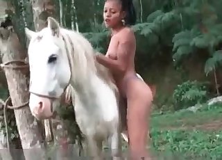 Naked chick wants to fuck a white horse